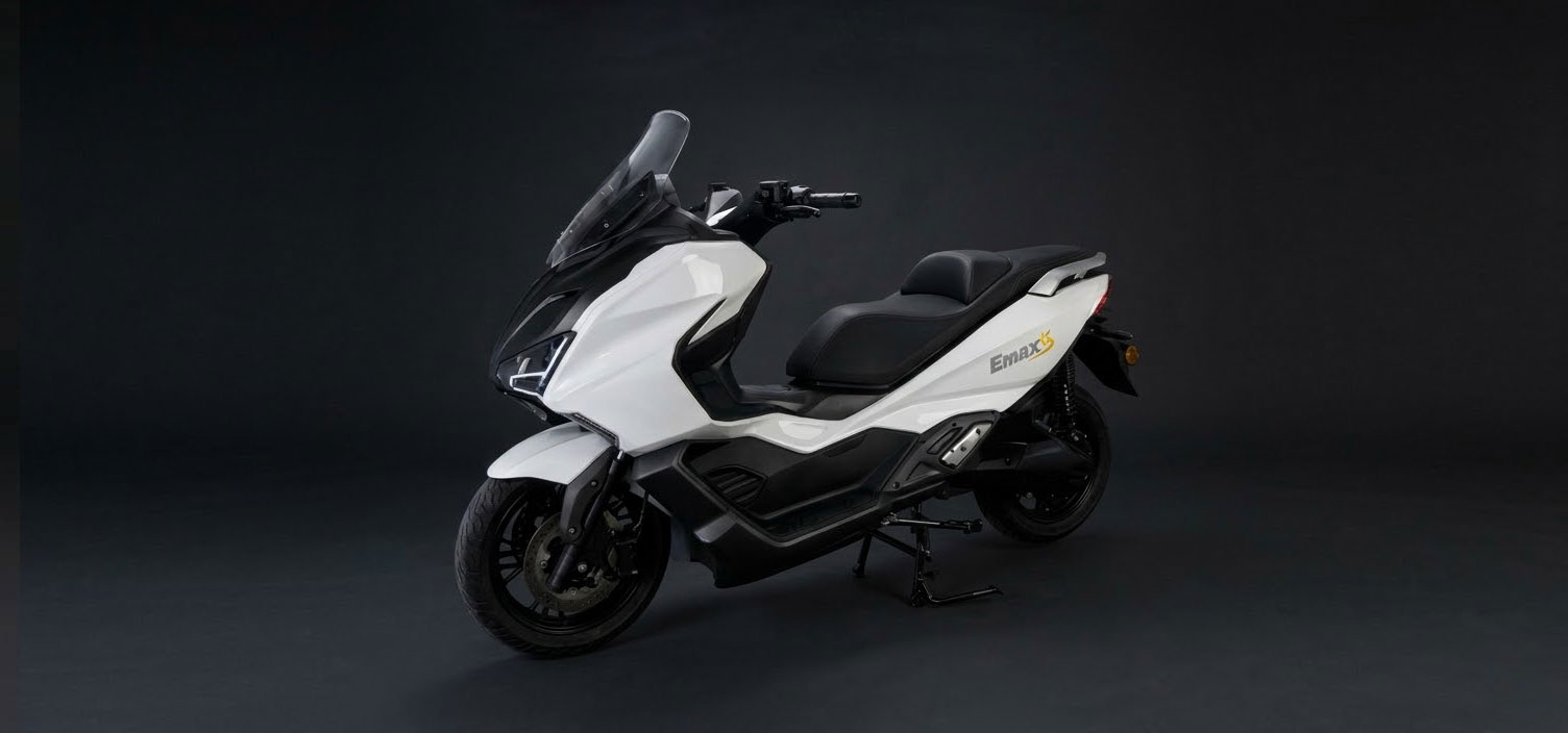 EMAX S e-scooter in primo piano